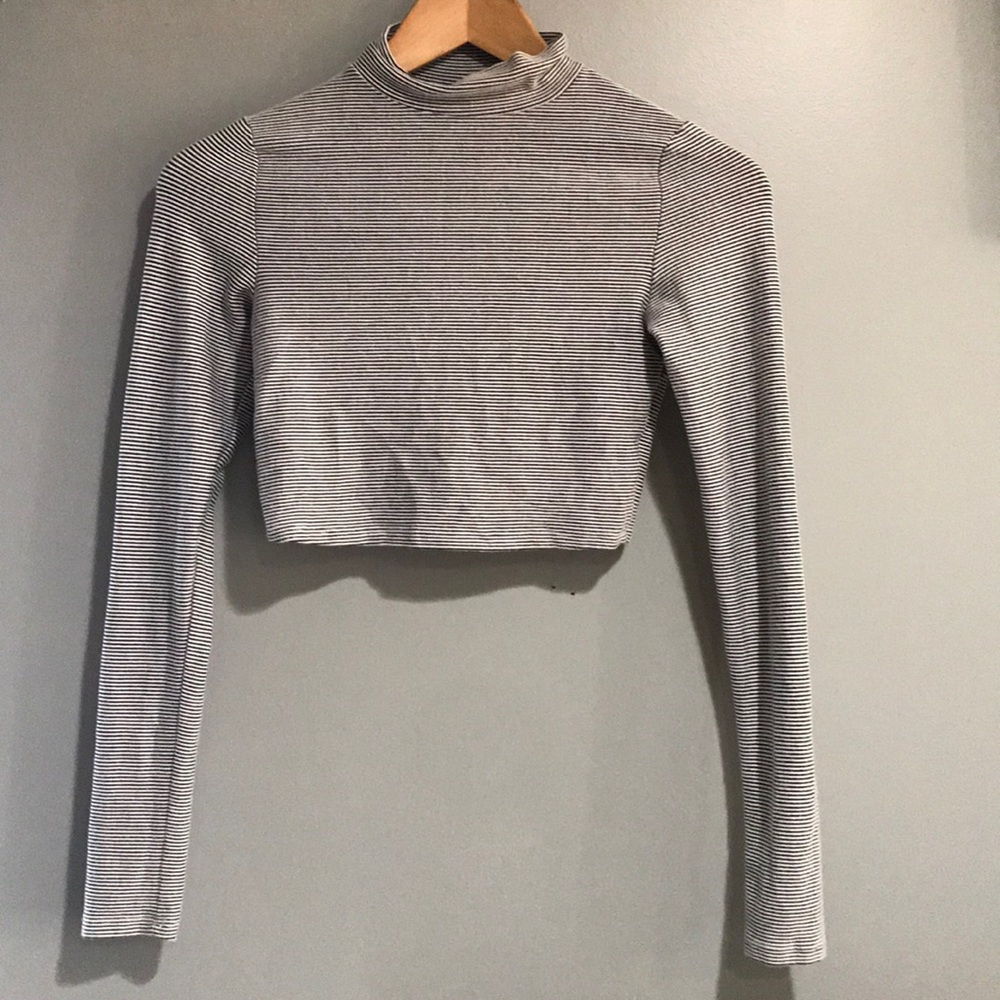 Black&white turtle neck crop top.